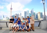 Becarios en el Skyline de Shanghai (dia)