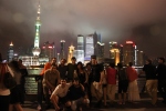 Becarios en el Skyline de Shanghai (noche)